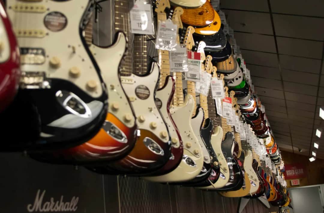 Jak wybrać gitarę elektryczną, aby uniknąć kosztownych błędów