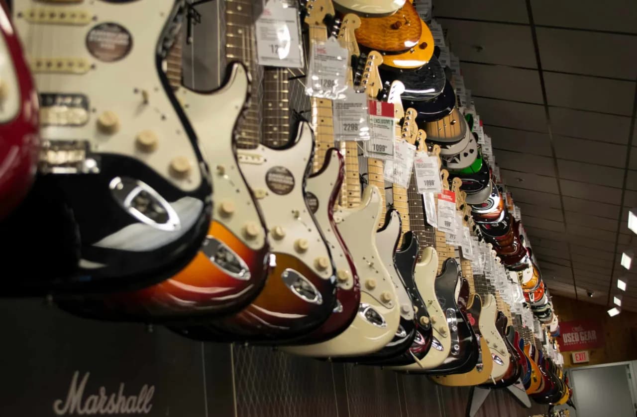 Jak wybrać gitarę elektryczną, aby uniknąć kosztownych błędów