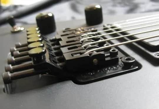 Jak ustawić mostek w gitarze elektrycznej, aby uniknąć problemów z grą