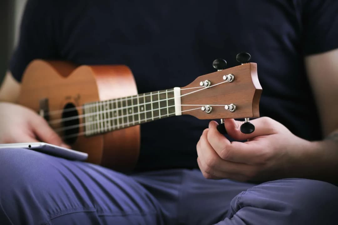 Jak nastroić ukulele: najlepsze aplikacje i porady dla początkujących