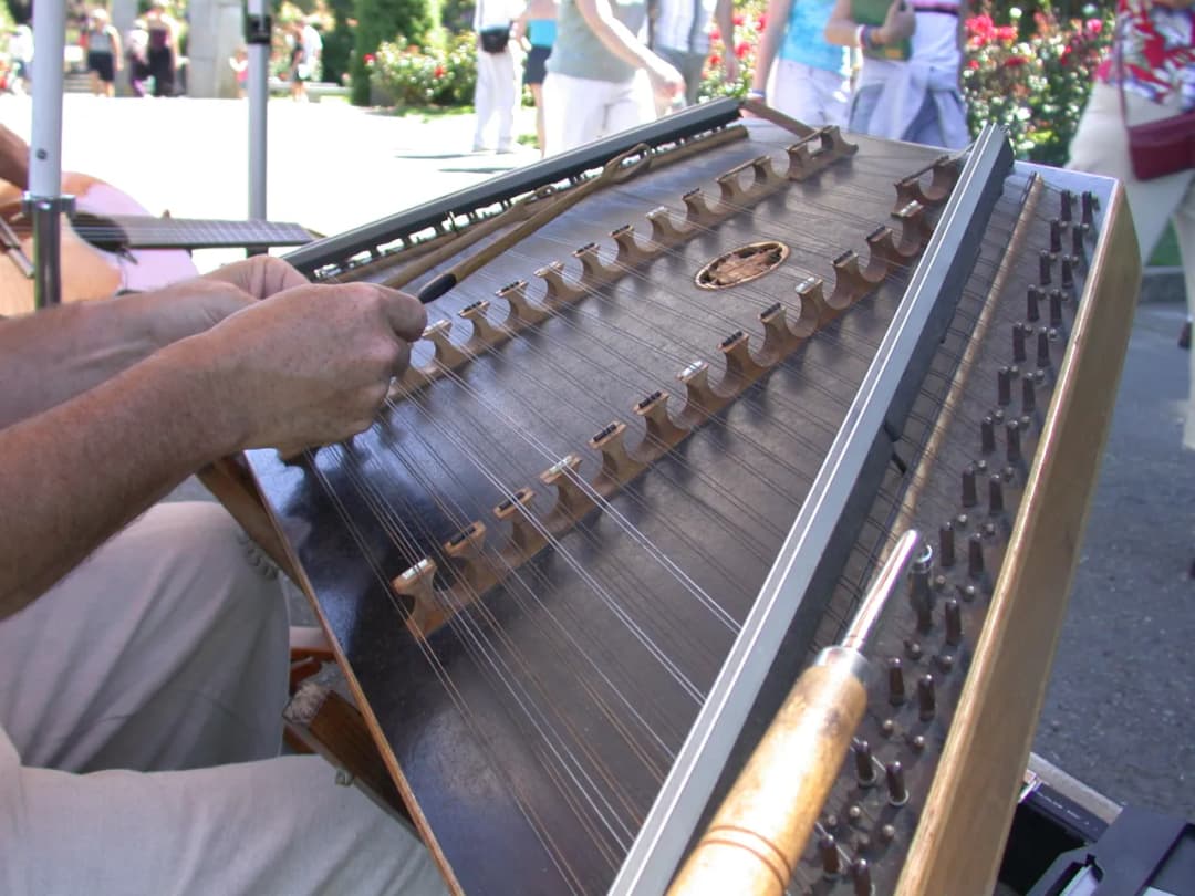 Cymbały - fascynujący instrument o bogatej historii i brzmieniu
