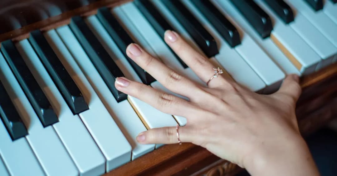 Jak analizować Koncert E-moll Chopina i jego interpretację? Kluczowe aspekty